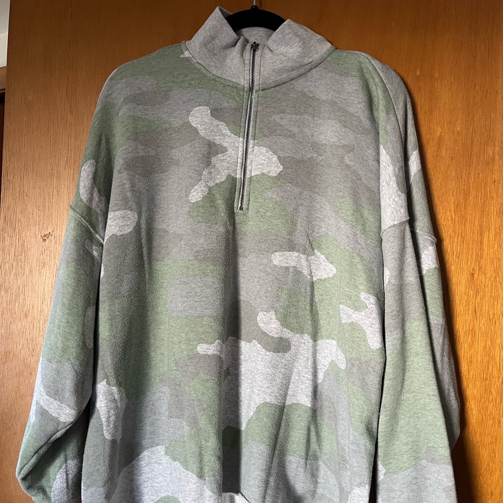 Aerie Camo Sweatshirt Quarter Zip Size Large